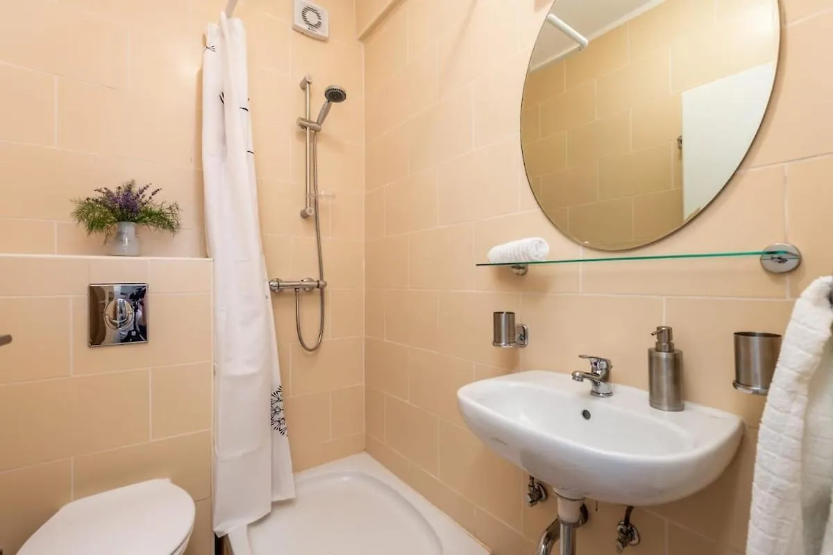Apartman Julijana דירה